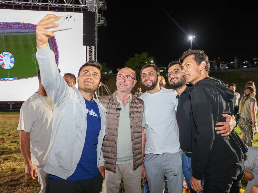 Konyalılar, milli maçı kentin sembol mekanında izledi 7